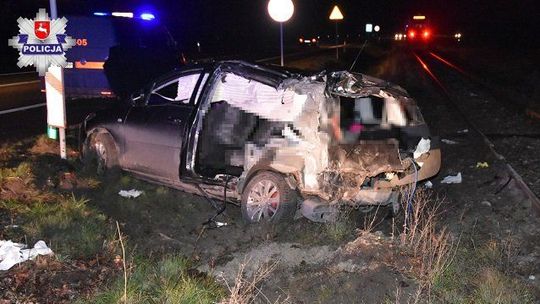 Lubelskie: Samochód osobowy wjechał wprost pod nadjeżdżający szynobus