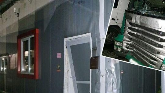 Lubelskie. Scania zatrzymała się na budynku na stacji paliw