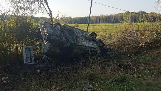 Lubelskie. Skoda dachowała i stanęła w płomieniach. Nie żyje kierowca