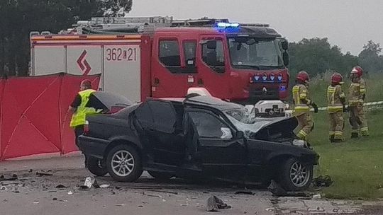 Lubelskie: Śmiertelny wypadek. BMW z maturzystami uderzyło w busa, nie żyje 19-latek
