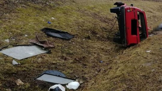 Lubelskie: Śmiertelny wypadek koło Józefowa nad Wisłą. Kierowca zostawił pasażerów i uciekł