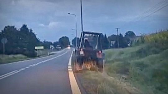 Lubelskie. Śpiewający traktorzysta na drodze i krok od poważnego wypadku. Nagranie