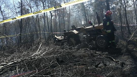 Lubelskie: Strażacy przyjechali gasić pożar lasu. Znaleźli ciągnik, a obok ciało mężczyzny