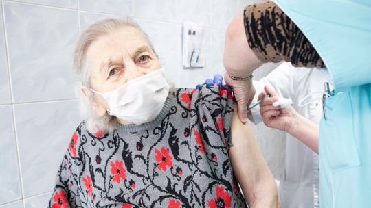 Lubelskie. Szczepenia w DPS-ach. "Bać się trzeba Boga, a nie szczepionki" 