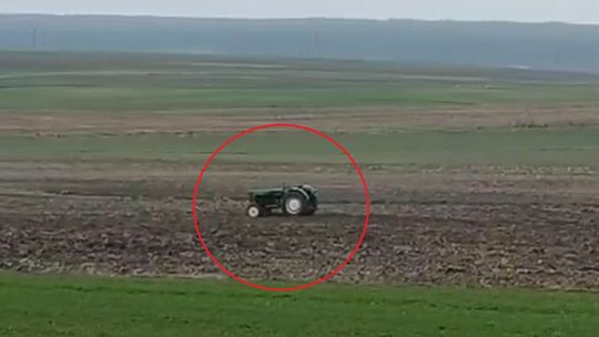 Lubelskie: Sztuczna inteligencja? Ciągnik uciekł pijanemu traktorzyście i sam jeździł po polu