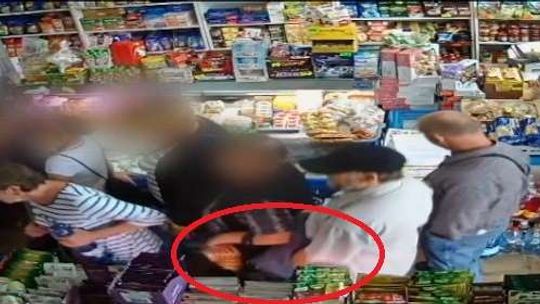 Lubelskie: Sztuczny tłok w sklepie spożywczym. Po chwili z torebki zniknął portfel [wideo]
