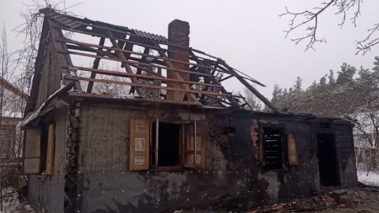 Lubelskie: Tragiczny pożar drewnianego domu. W środku znaleziono ciało mężczyzny