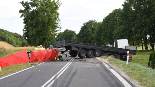 Lubelskie. Tragiczny wypadek. Fiat wjechał wprost w ciężarówkę