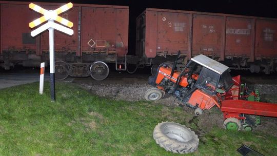 Lubelskie. Traktorzysta wjechał wprost pod lokomotywę