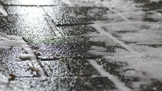 Lubelskie: Trzeba patrzeć pod nogi. Może się pojawić oblodzenie