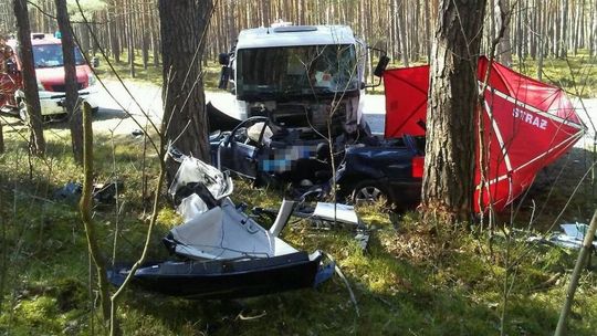 Lubelskie: Trzech mężczyzn zginęło w wypadku. Samochód zderzył się z cysterną