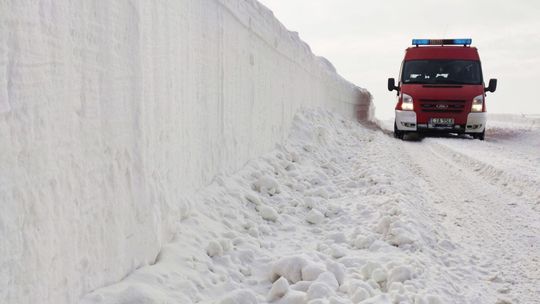 Lubelskie: W tej gminie to mają zimę! Na drogach tworzą się 1,5-metrowe zaspy