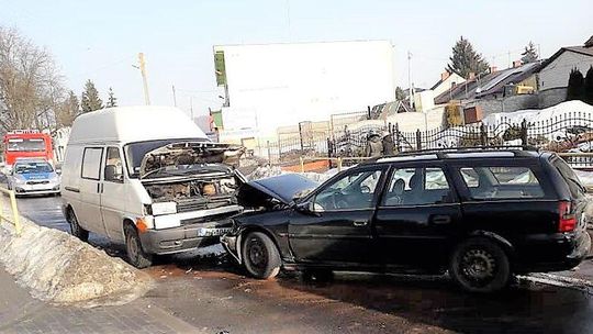 Lubelskie: W Zażółkwi dachowało audi, w Kraśniczynie opel poszedł na czołówkę