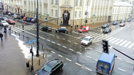 Lubelskie: Wiatr zerwał część dachu w szkole w Bełżycach