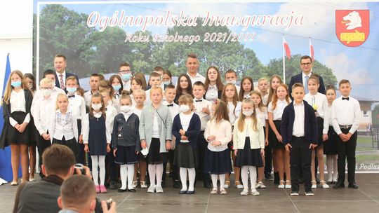 Lubelskie. Wizyta premiera w nowej, wiejskiej szkole. 10 km dalej jest niedawno zamknięta szkoła w Bezwoli