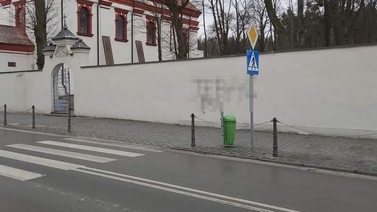 Lubelskie. Wymalował mur zabytkowego sanktuarium. Teraz żałuje i tłumaczy, że był pijany