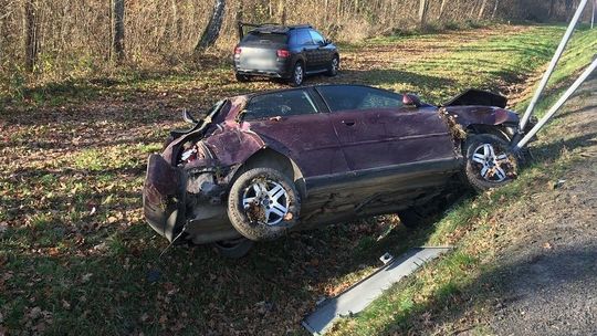 Lubelskie: Wyprzedzanie zakończone dachowaniem. W aucie było dwuletnie dziecko