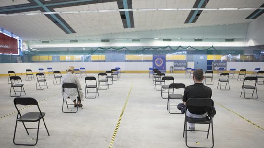 Lubelskie: Wyrzucają szczepionki przeciw COVID-19, bo chętnych jak na lekarstwo