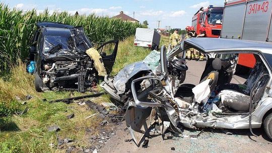 Lubelskie. Z samochodów niewiele zostało. Kierowca zginął na miejscu, dwie osoby ranne