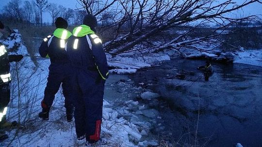 Lubelskie: Zaginionego 18-latka szuka bardzo wiele osób. Firma kruszy lód na rzece