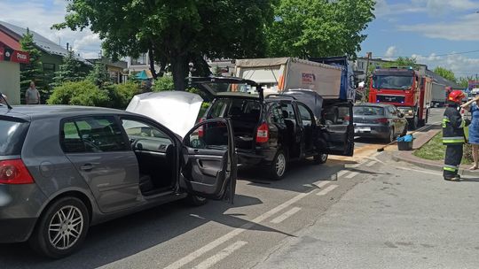 Lubelskie: Zderzenie trzech pojazdów, rannych sześć osób. Droga całkowicie nieprzejezdna