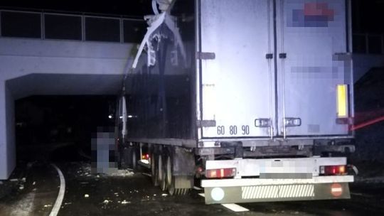 Lubelskie. Zmieszczę się czy nie zmieszczę? Kierowca ciężarówki źle wybrał