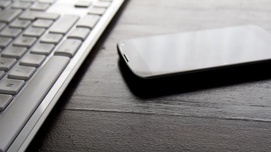 Lubelskie: Znajomy poprosił o kod BLIK. Dopiero potem zorientowali się o co naprawdę chodzi