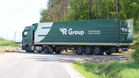 Lubelskie: Znaki mylą kierowców. Wjeżdżają w ślepą uliczkę kończącą się w lesie