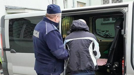 Lubelskie. Zuchwały napad tuż przed sklepem. Napastnik szedł owinięty w koc