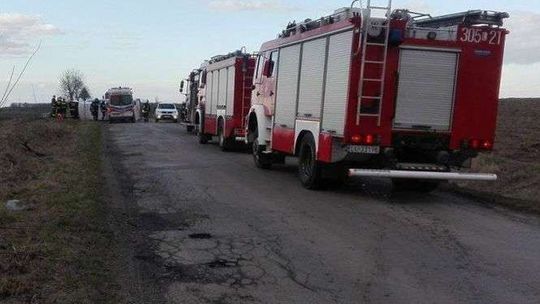 Łubki: Bus przewrócił się na bok. Trzy osoby w szpitalu