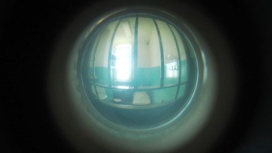 Lublin: 17 godzin leżał bez ruchu w celi i umierał. Policja płaci teraz jego rodzinie
