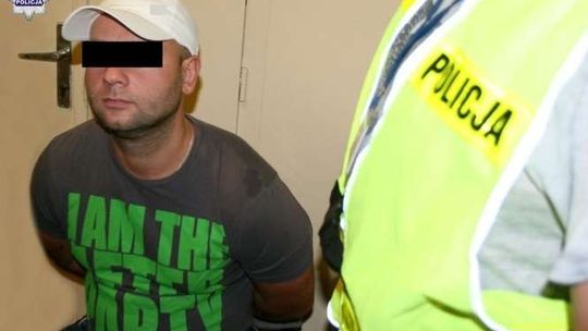 Lublin: Adrian B. schował się przed policją w wersalce