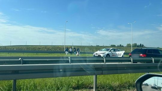 Lublin: Auto wpadło na poduszkę zderzeniową. Niebezpieczna sytuacja przy węźle Sławinek