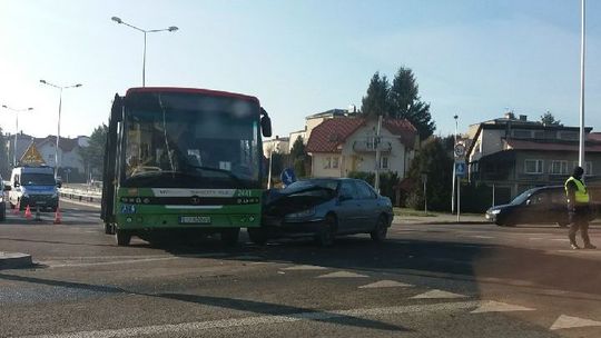 Lublin: Autobus MPK zderzył się z samochodem. Dwie osoby przewiezione do szpitala
