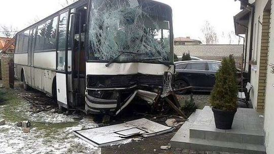 Lublin: Autobus staranował ogrodzenie i wjechał na posesję, zatrzymał się przed domem