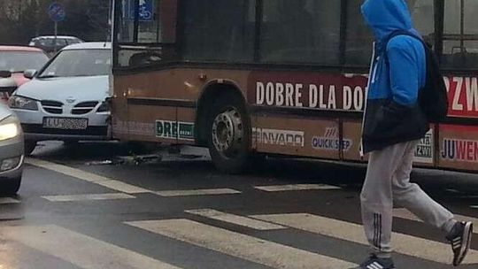 Lublin: Awaria autokaru szkolnego w trakcie jazdy. Stłuczka na Bronowicach (zdjęcia)