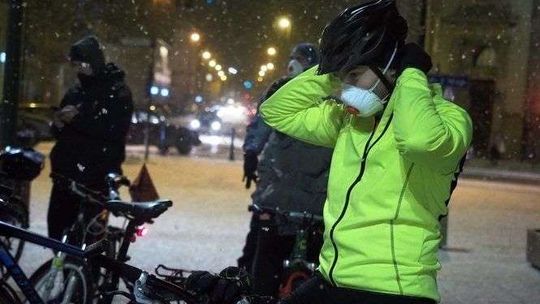 Lublin bez smogu. Rowerzyści przejechali ulicami w maskach antysmogowych