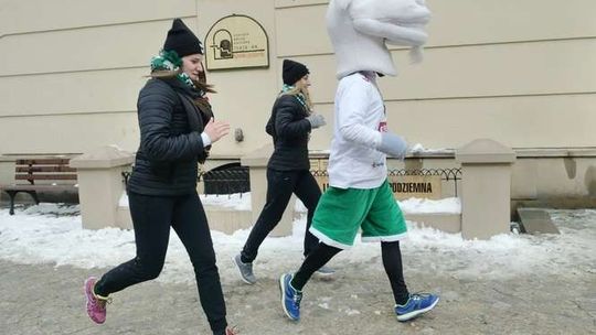 Lublin: Biegał dookoła Trybunału Koronnego. 50 zł za okrążenie [wideo]