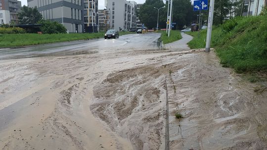 Lublin. Błotne osuwisko utrudnia przejazd jedną z ulic. Urząd szykuje worki z piaskiem