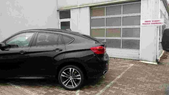 Lublin: BMW zablokowało wyjazd z izby przyjęć szpitala. Ktoś je obkleił naklejkami