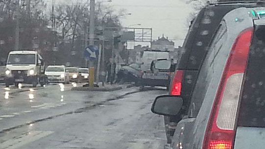 Lublin: BMW zawisło na barierze energochłonnej