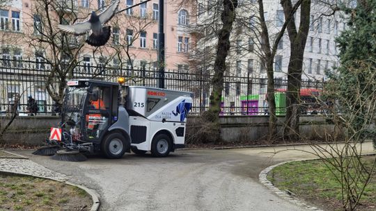 Zamiatarka KOMEKO sprzątająca ulicę w centrum Lublina - pozimowe sprzątanie w mieście trwa
