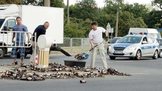 Lublin: Butelki po piwie wysypały się z ciężarówki (wideo)