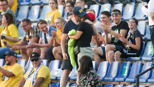 Lublin. Cały stadion śpiewa sto lat! Niemal prosto z własnego wesela przyszli na żużel [wideo]