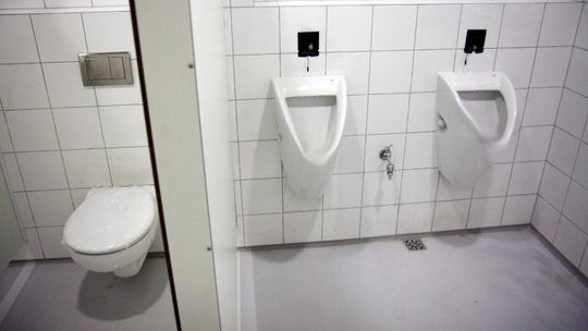 Lublin: Chciał udrożnić pisuar. Doszło do eksplozji