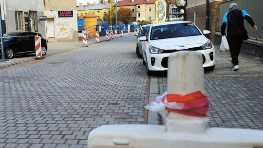 Lublin. Chodnik ledwo co położony, a już rozjeżdżany przez samochody