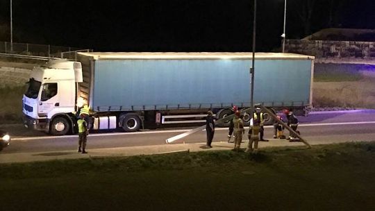Lublin: Ciężarówką uszkodził przydrożny słup