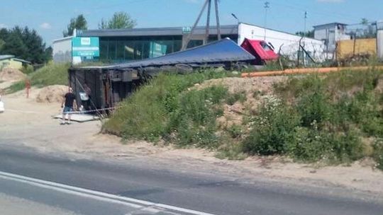 Lublin: Ciężarówka wywróciła się na drodze