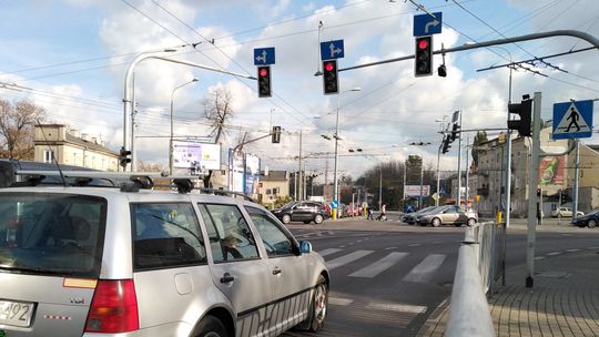 Lublin: Czarna folia testuje cierpliwość kierowców na pl. Bychawskim