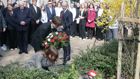 Lublin. Dąb Katyński posadzony przy II LO